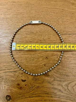 Collana a sfere con targhetta