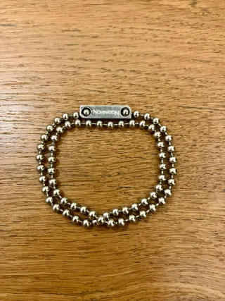 Collana a sfere con targhetta