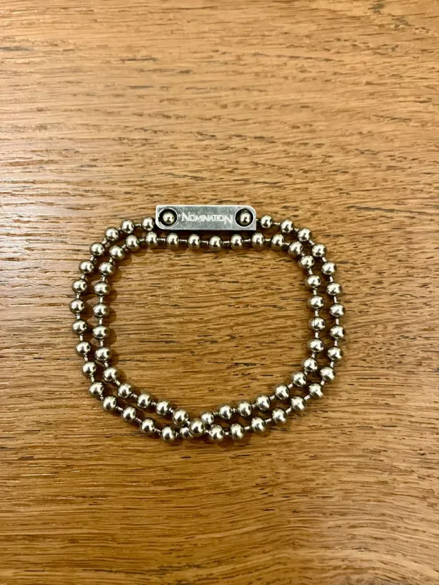 Collana a sfere con targhetta