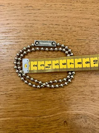 Collana a sfere con targhetta