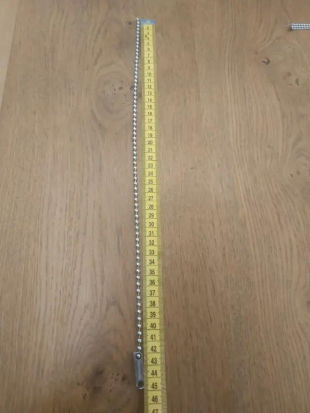 Collana a sfere con targhetta