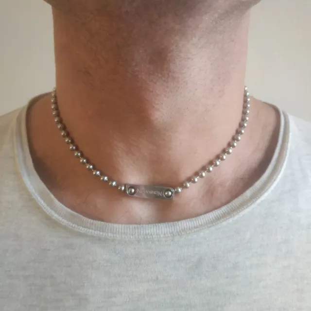 Collana a sfere con targhetta