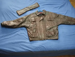 Cazadora de cuero marrón