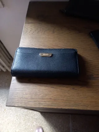 Portafoglio nero in buono stato in finta pelle