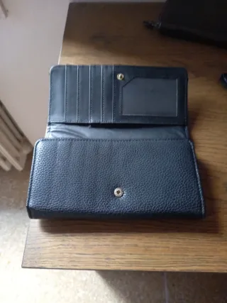 Portafoglio nero in buono stato in finta pelle