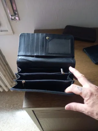 Portafoglio nero in buono stato in finta pelle