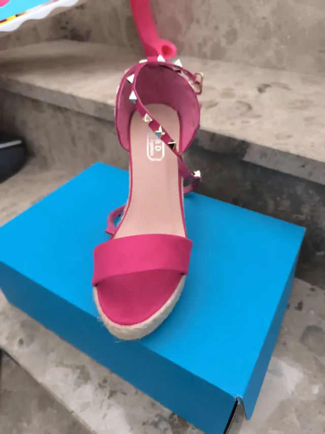 Sandalias rosas con tachuelas