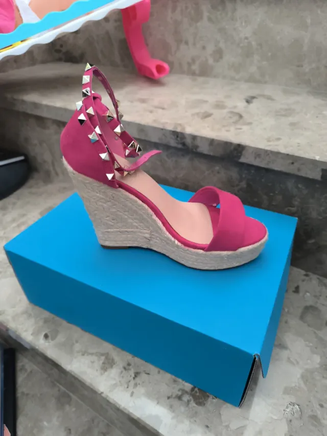 Sandalias rosas con tachuelas