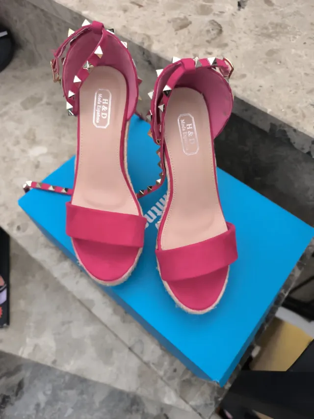 Sandalias rosas con tachuelas