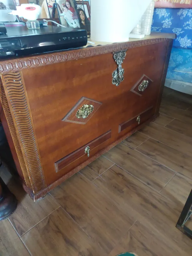 Baúl de madera con detalles dorados
