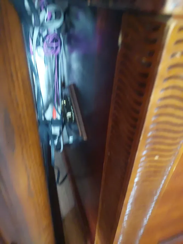 Baúl de madera con detalles dorados