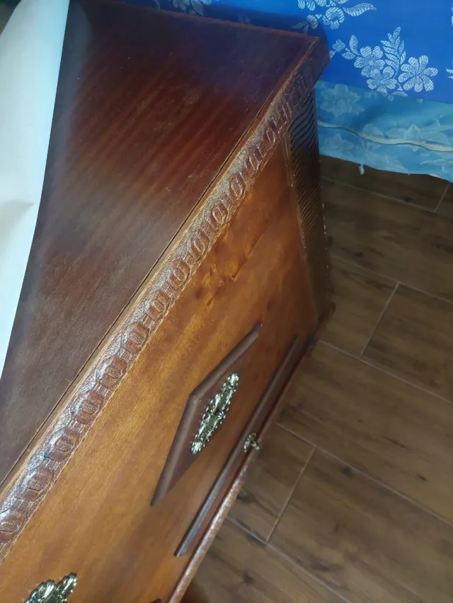 Baúl de madera con detalles dorados