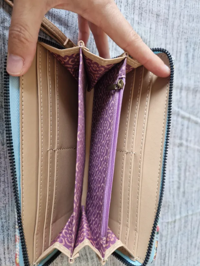 Cartera de mano con estampado geométrico y floral