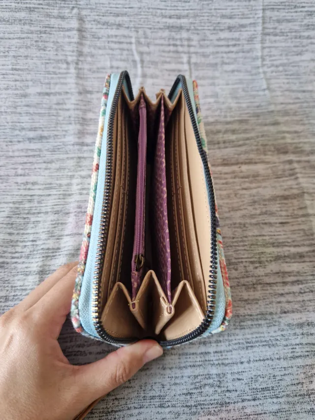 Cartera de mano con estampado geométrico y floral