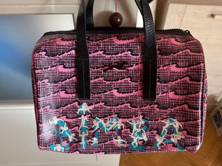 Bolso de mano rosa con estampado tipo maletín medi