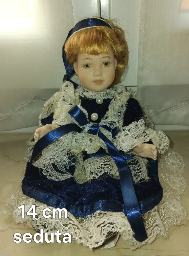 Bambola in ceramica vestita