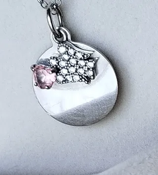 Collana con angelo e pietra rosa
