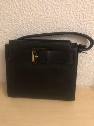 Bolso negro con detalles animal print