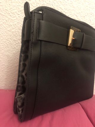 Bolso negro con detalles animal print