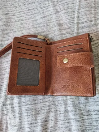 Cartera de mano con correa