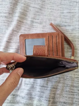 Cartera de mano con correa