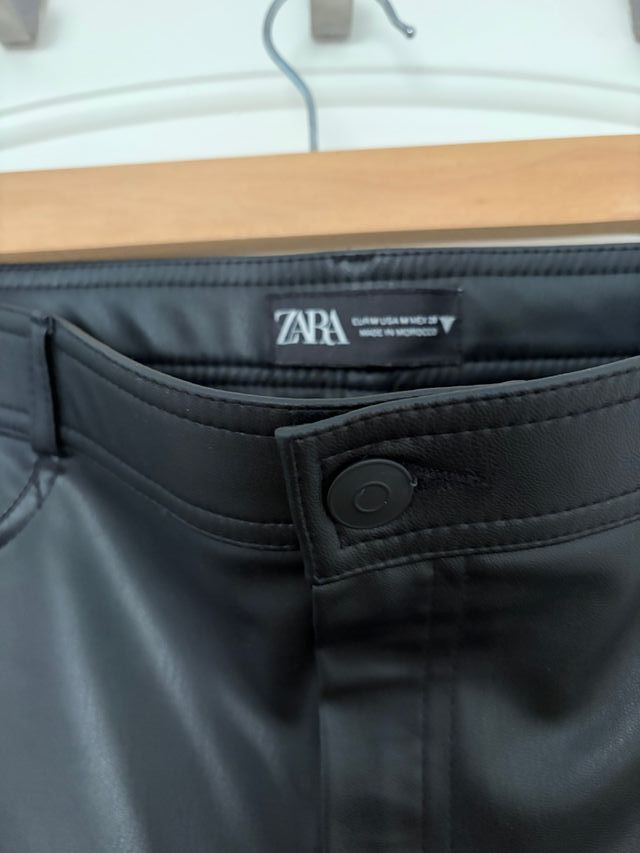 Pantalón efecto piel Zara Negro Talla M