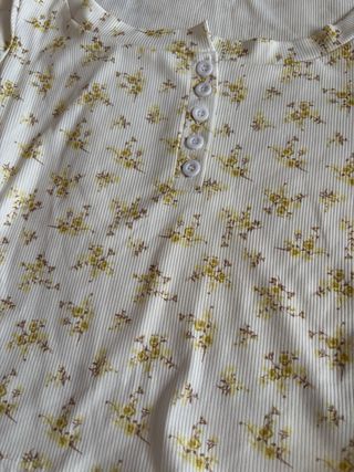 Camiseta de manga larga con flores