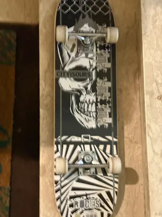 Skateboard con disegno teschio e città