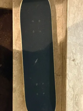 Skateboard con disegno teschio e città