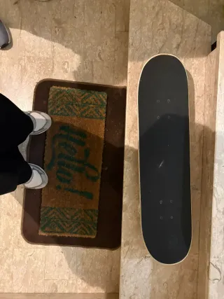 Skateboard con disegno teschio e città