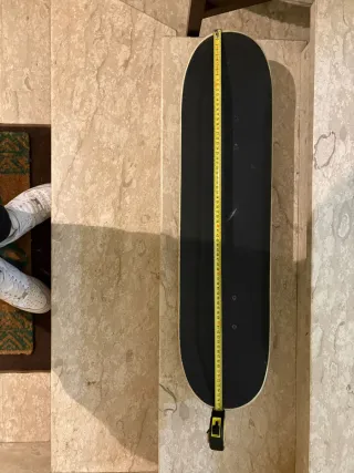 Skateboard con disegno teschio e città