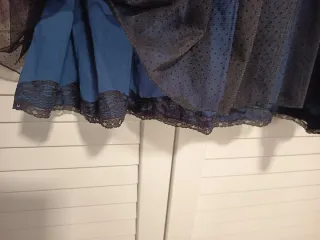 Vestido negro y azul con tul