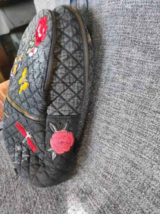 Mochila Desigual negra con parches