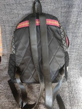 Mochila Desigual negra con parches