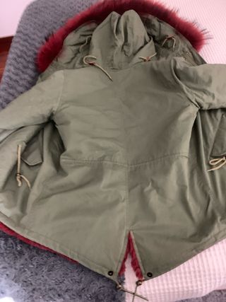 Parka DUGIE roja con capucha de pelo