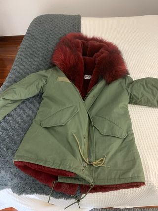 Parka DUGIE roja con capucha de pelo