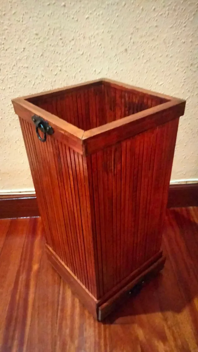 Antico portaombrelli o portaoggetti in metallo forgia e legno