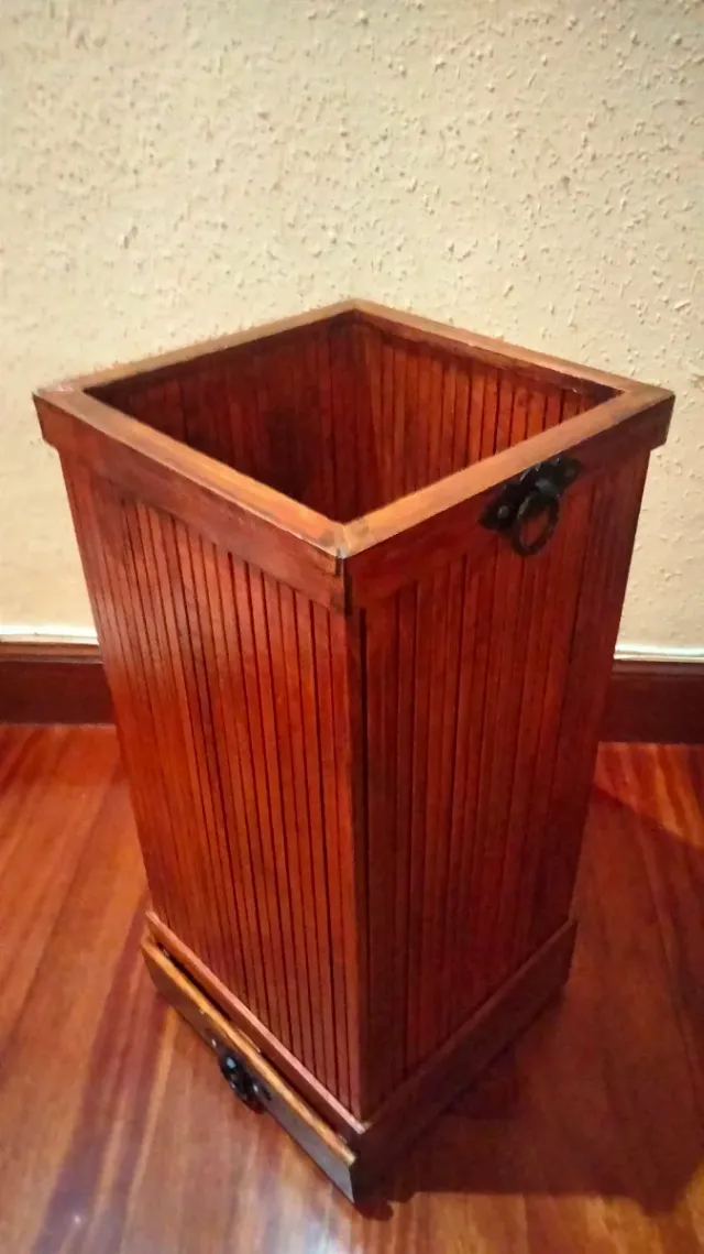 Antico portaombrelli o portaoggetti in metallo forgia e legno