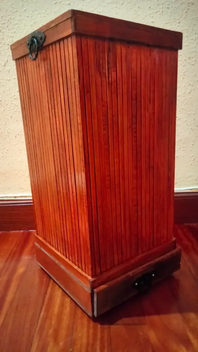 Antico portaombrelli o portaoggetti in metallo forgia e legno