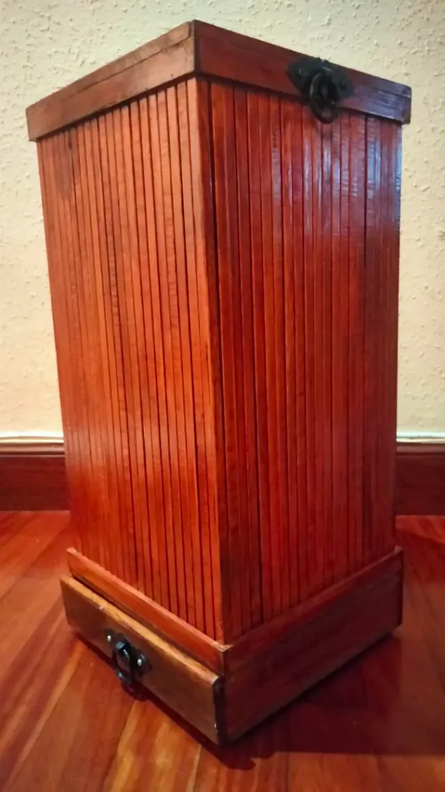 Antico portaombrelli o portaoggetti in metallo forgia e legno