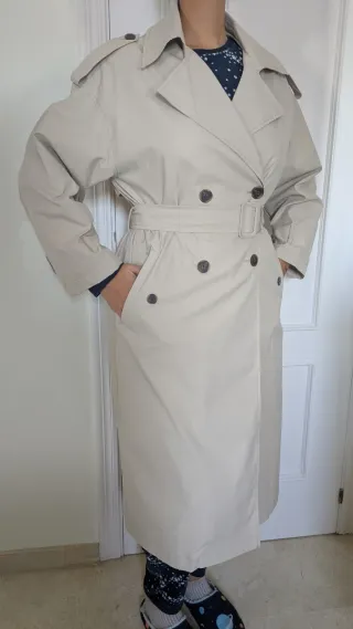 Gabardina Beige Stradivarius. Talla XS grandecita