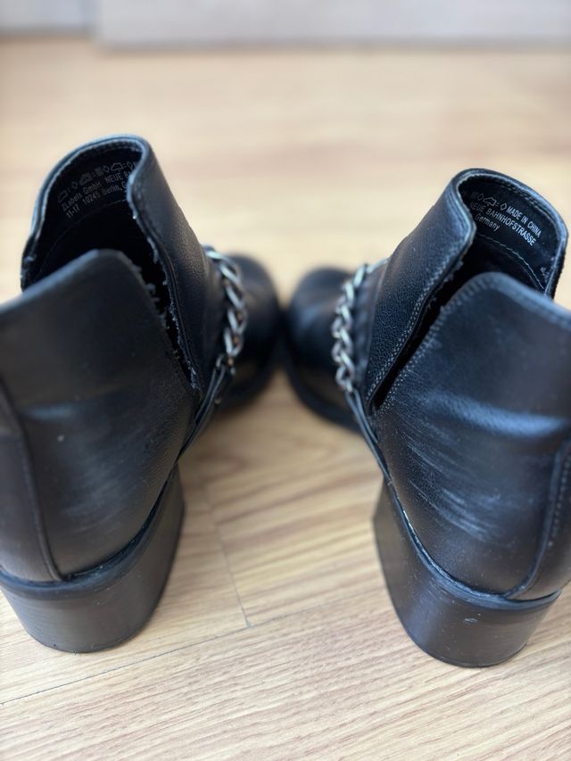 Botines negros con cadena plateada