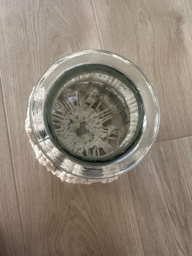 Jarrón decorativo de cristal con macramé