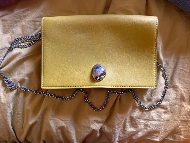 Bolso amarillo con cadena plateada