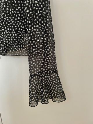 Blusa escote pico manga larga floral