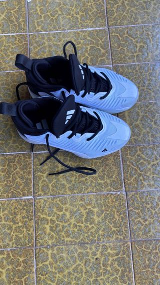 Zapatillas Adidas niña baloncesto blancas y negras