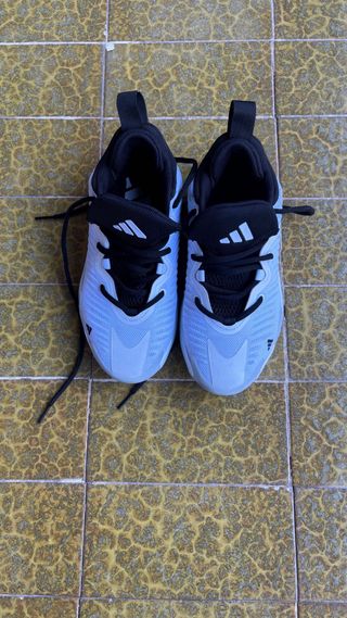 Zapatillas Adidas niña baloncesto blancas y negras