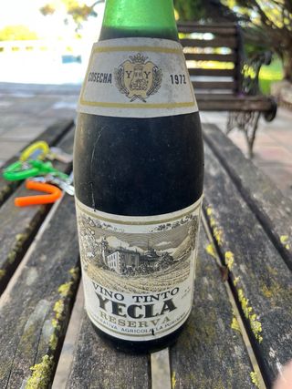 Bottiglie vuote antiche di vino Yecla Reserva 1972