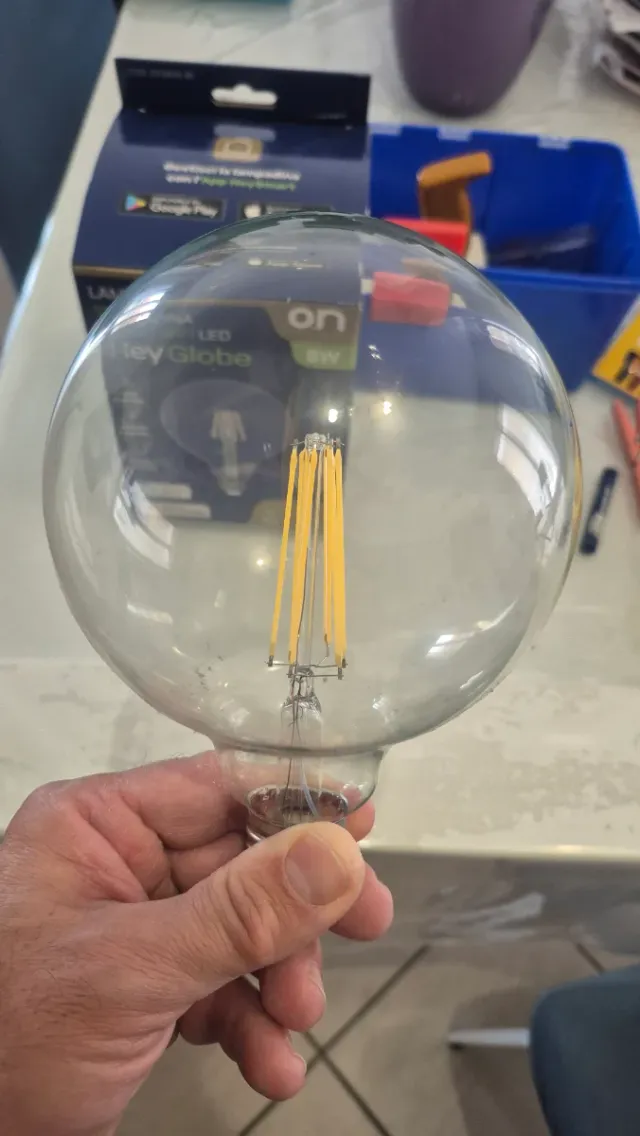 Lampadina Smart WiFi LED Hey Globe On Light