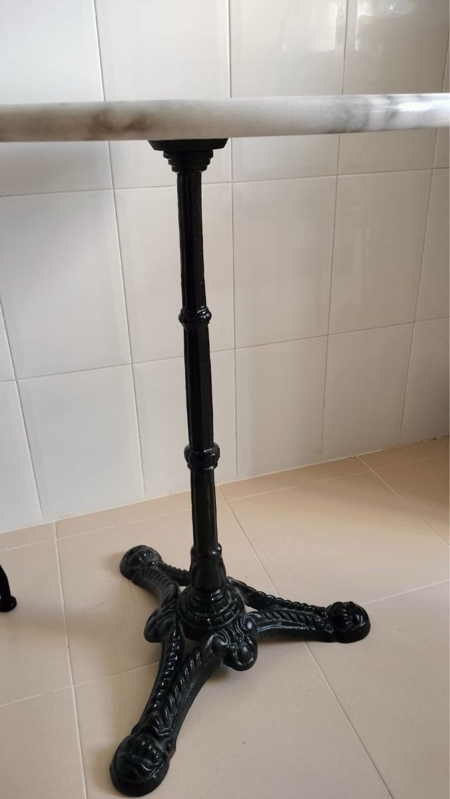 Mesa redonda mármol y 2 sillas metal